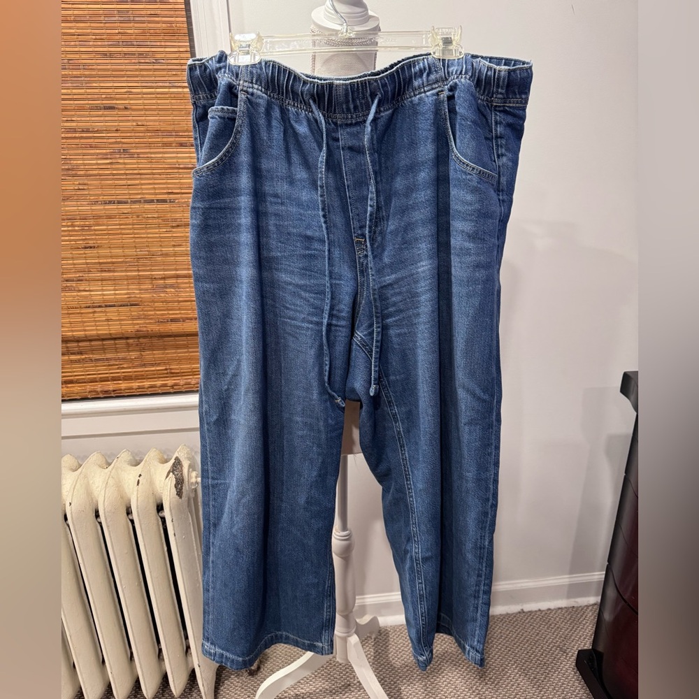 Gap Low Slung UltraSoft Relaxed Crop Jeans - Picture 2 of 10